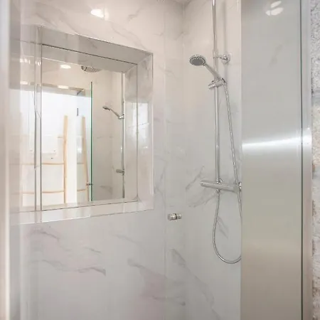 Liiiving In - Downtown Spacious Holiday home